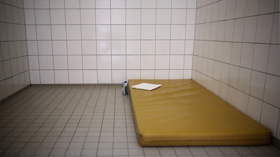 Eine Matratze liegt auf dem Boden in einer Ausnüchterungszelle der Polizeigewahrsam. © NDR Foto: Pavel Stoyan