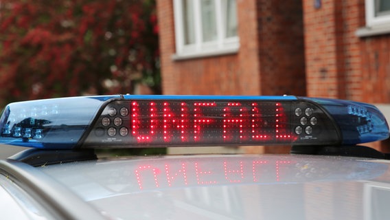 Schriftzug "UNFALL" ist an einer Blaulichtanlage auf einem Streifenwagen der Polizei eingeblendet. © NDR Foto: Pavel Stoyan