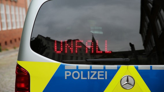 Schriftzug "UNFALL" ist an einer Rückscheibe eines Streifenwagens der Polizei eingeblendet. © NDR Foto: Pavel Stoyan