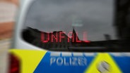 Schriftzug "UNFALL" ist an einer Rückscheibe eines Streifenwagens der Polizei eingeblendet. © NDR Foto: Pavel Stoyan