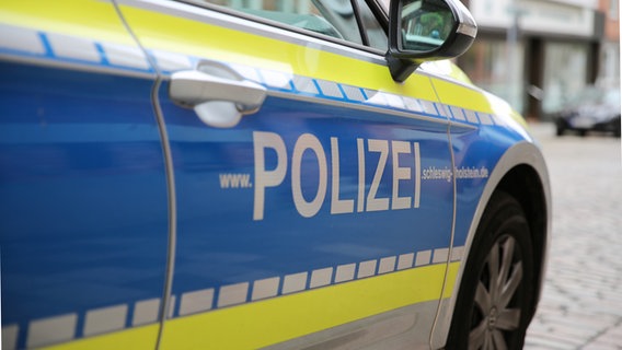 Schriftzug "www.POLIZEIE.schleswig-holstein.de" steht an der Tür eines Streifenwagens der Polizei. © NDR Foto: Pavel Stoyan