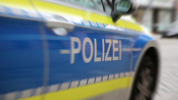 Schriftzug "www.POLIZEIE.schleswig-holstein.de" steht an der Tür eines Streifenwagens der Polizei. © NDR Foto: Pavel Stoyan