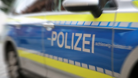 Schriftzug "www.POLIZEIE.schleswig-holstein.de" steht an der Tür eines Streifenwagens der Polizei. © NDR Foto: Pavel Stoyan