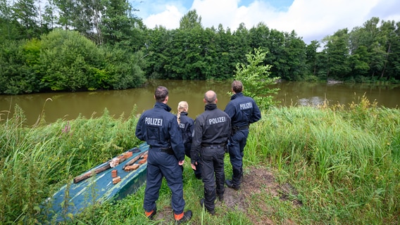 Polizisten stehen an einem See, der zuvor nach Spuren abgesucht worden war © dpa Bildfunk Foto: Jonas Walzberg