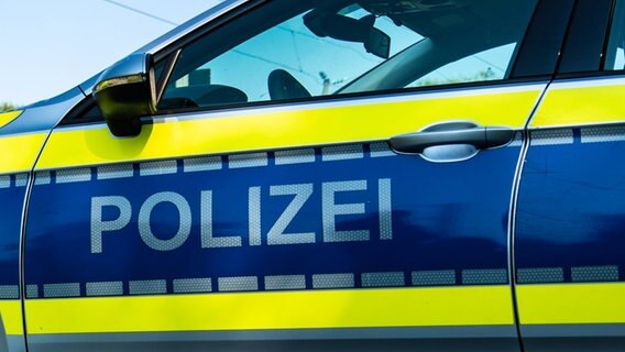 Ein Einsatzfahrzeug, Streifenwagen, der Polizei mit Schriftzug. Ein Einsatzfahrzeug, Streifenwagen, der Polizei mit Schriftzug. © picture alliance / Fotostand | Fotostand / Gelhot Foto: picture alliance / Fotostand | Fotostand / Gelhot