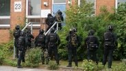 Polizei-Spezialeinheiten durchsuchten zahlreiche leer stehenden Gebäude der auf dem MFG 5-Gelände in Kiel-Holtenau. © Daniel Friederichs Foto: Daniel Friederichs