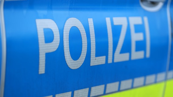 Polizei-Schriftzug am Streifenwagen. © picture alliance Foto: Maximilian Koch