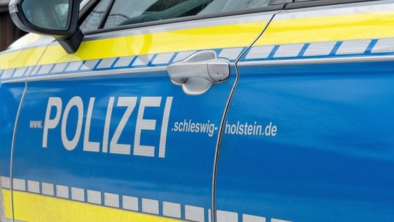 Blick auf ein Polizeiauto aus Schleswig-Holstein. © picture alliance / SULUPRESS.DE | Torsten Sukrow / SULUPRESS.DE Foto: Torsten Sukrow