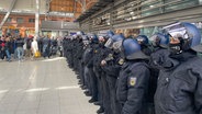 Großeinsatz der Polizei am Kieler Hbf. © NDR Foto: Moritz Kodlin