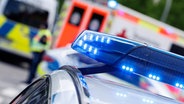 Einsatzfahrzeuge von Polizei und Rettungsdienst sind an einem Unfallort eingetroffen. © picture alliance / dpa Foto: Matthias Balk