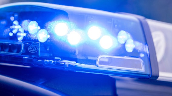 Ein leuchtendes Blaulicht eines Polizeifahrzeugs © dpa Foto: Lino Mirgeler