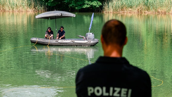 Ein Polizeiboot sucht per Sonar in einem See. Ein Polizeiboot sucht per Sonar in einem See. © picture alliance/dpa Foto: Daniel Vogl