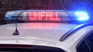 Kiel: Die Leuchtschrift «Unfall» ist auf dem Dach eines Streifenwagens der Polizei in Kiel zu sehen. © dpa Foto: Carsten Rehder