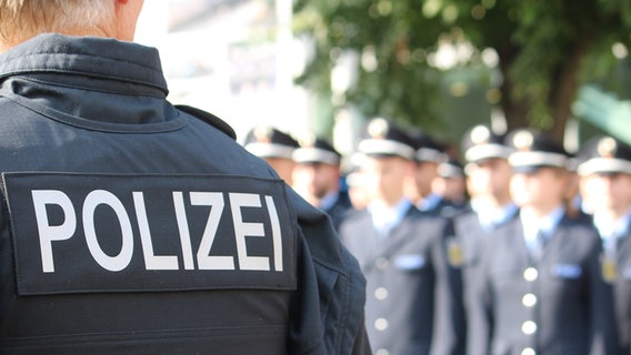 Bundespolizeianwärter bei einem Antritt © NDR Foto: Tobias Gellert