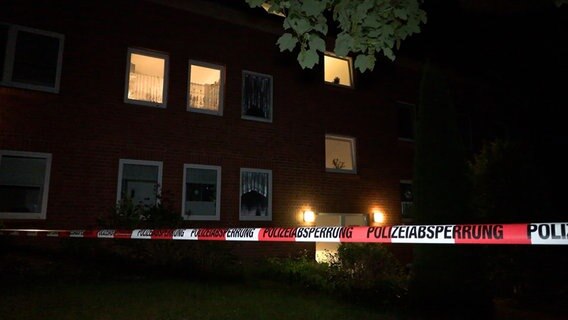 Ein Flatterband mit dem Schriftzug Polizeiabsperrung sperrt eine Zufahrt zu einem Mehrfamilienhaus in Westerrönfeld bei Rendsburg. © Westküsten-News 
