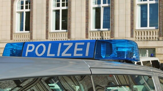 Das Blaulicht auf einem Polizeiauto © NDR Foto: Jörg Wilhelmy