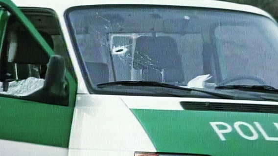 Blick auf die zerschossene Frontscheibe eines Polizeiwagens. © NDR 