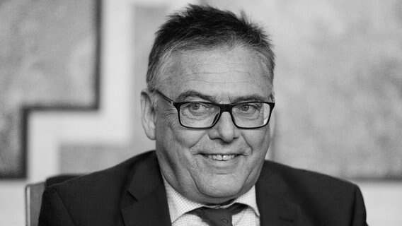 Ein schwarzweiß Foto von Uwe Polkaehn, Vorsitzender des DGB Nord.  Foto: Rainer Jensen