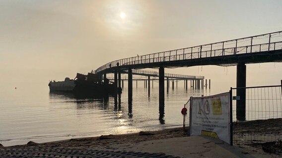 Eine Arbeitsplattform steckt unter einer Seebrücke fest © NDR Foto: Linda Ebener