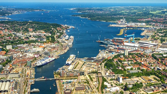 Eine Luftaufnahme der Kieler Förde, auf der Kreuzfahrtschiffe zu sehen sind. © Port of Kiel Foto: Tom Koerber