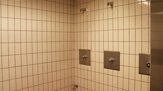 Eine Duschen in einer Umkleidekabine einer Sporthalle. © NDR Foto: Tobias Senff
