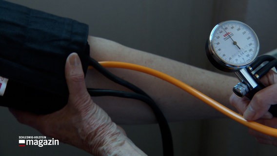 Bei einem Patienten wird der Blutdruck gemessen. © NDR 