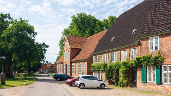 Eine historische Häuserzeile auf dem Gelände des Klosters Preetz. © Imago Images / Volker Preußer Foto: Imago Images / Volker Preußer