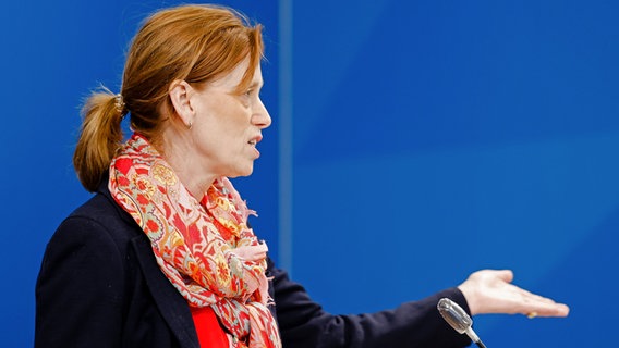 Bildungsministerin Karin Prien (CDU) spricht während einer Pressekonferenz. © dpa-Bildfunk Foto: Frank Molter
