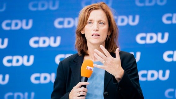 Karin Prien, schleswig-holsteinische Bildungsministerin, spricht in der CDU-Parteizentrale. © dpa Foto: Christoph Soeder