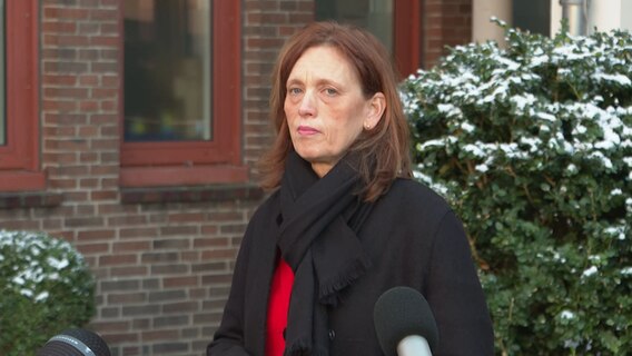 Karin Prien, Ministerin für Bildung, Wissenschaft und Kultur des Landes Schleswig-Holstein, während einer Pressekonferenz. © NDR 