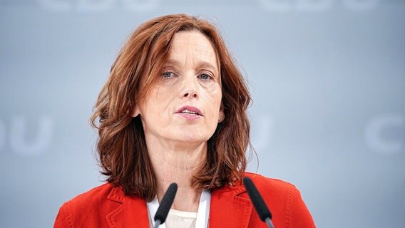 Karin Prien, Bildungsministerin in Schleswig Holstein und Kandidatin als stellvertretende Vorsitzende der CDU, spricht beim Bundesparteitag der CDU im Konrad-Adenauer-Haus. © picture alliance/dpa Foto: Michael Kappeler