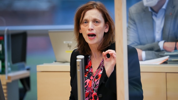Karin Prien, Ministerin für Bildung, Wissenschaft und Kultur in Schleswig-Holstein, spricht auf einer Sitzung des Landtags im Landeshaus. Karin Prien, Ministerin für Bildung, Wissenschaft und Kultur in Schleswig-Holstein, spricht auf einer Sitzung des Landtags im Landeshaus. © dpa-Bildfunk Foto: Christian Charisius