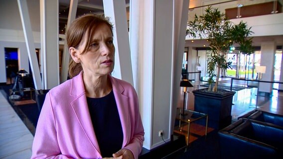 Karin Prien, Ministerin für Bildung, Wissenschaft und Kultur des Landes Schleswig-Holstein, bei einem Interview © NDR 