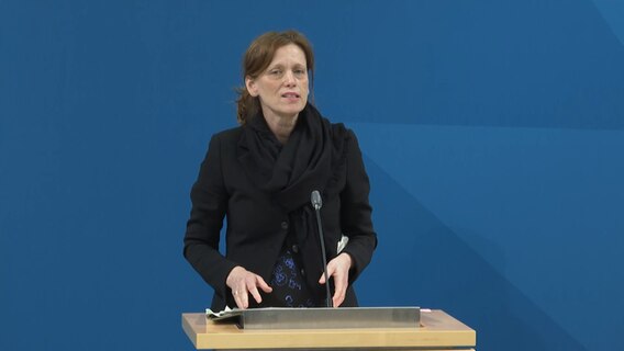 Bildungsministerin Karin Prien CDU spricht auf einer Pressekonferenz.  