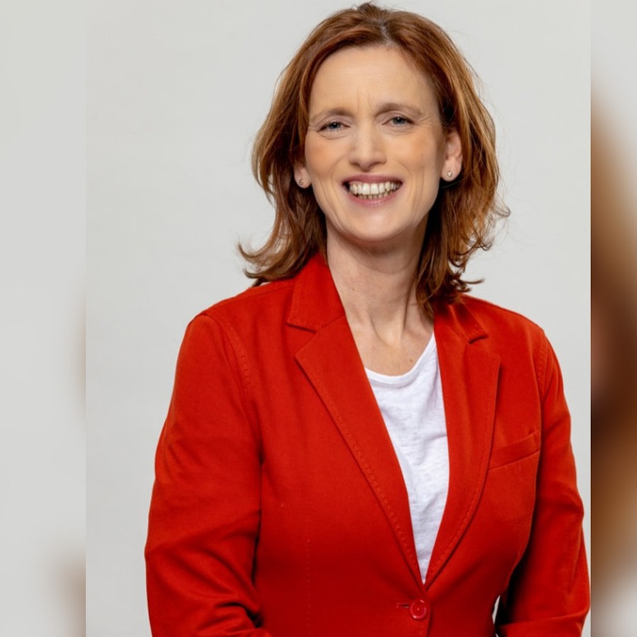 Karin Prien (CDU) lächelt in die Kamera.  