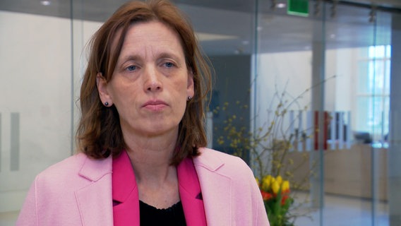 Bildungsministerin Karin Prien (CDU) steht für ein Interview vor der Kamera. © NDR 