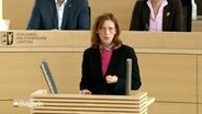 Bildungsministerin Karin Prien (CDU) spricht im Landtag. © NDR 