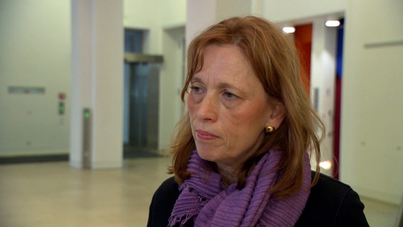 Bildungsministerin Karin Prien blickt seriös bei einem Interview. © NDR 