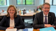 Bildungsministerin Karin Prien und Ministerpräsident Daniel Günther (CDU). © NDR Foto: Stefan Böhnke