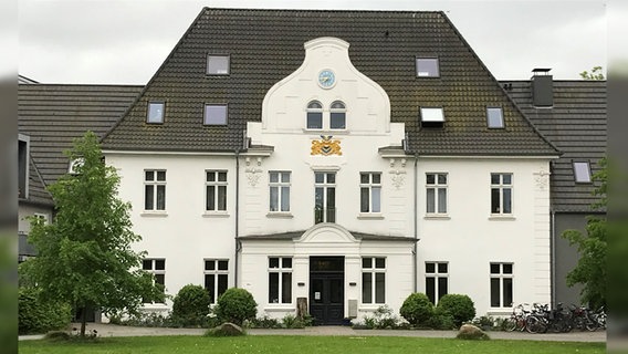 Der Eingang der freien Dorfschule in Lübeck. © NDR Foto: Antje Kasemeyer-Strzysio
