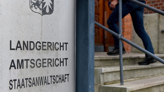 Blick auf den Eingang zum Landgericht und Amtsgericht in Flensburg. © dpa-Bildfunk Foto: Carsten Rehder