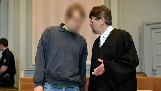 Der Angeklagte Andy S. (l.) wartet im Landgericht in Kiel neben seinem Anwalt Gerd-Manfred Achterberg auf den Beginn der Verhandlung. © dpa - Bildfunk Foto: Carsten Rehder