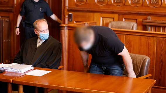 Der Angeklagte (r.) nimmt neben seinem Verteidiger Jan Gärtner (M.) im Gerichtssaal Platz. © picture alliance/dpa Foto: Frank Molter