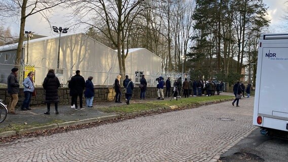 Menschen warten vor dem Landgericht in Kiel auf einen Prozessbeginn © Sabrina Santoro Foto: Sabrina Santoro