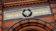Die Tafel über dem Eingang des Landgerichts Flensburg © picture alliance/dpa Foto: Christian Charisius