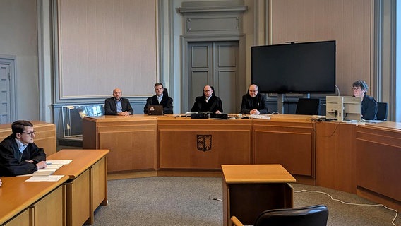 Die Richter sitzen im Landgericht Kiel und verhandeln einen Fall aus dem Januar 2021, bei dem ein junger Mann unter Drogen drei Menschen angefahren und tödlich verletzt hat. © NDR Foto: Balthasar Hümbs