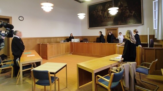 Ein Mann steht vor Gericht in Flensburg wegen Zwangsprostitution. Ein Mann steht vor Gericht in Flensburg wegen Zwangsprostitution. © NDR Foto: Peer-Axel Kroeske