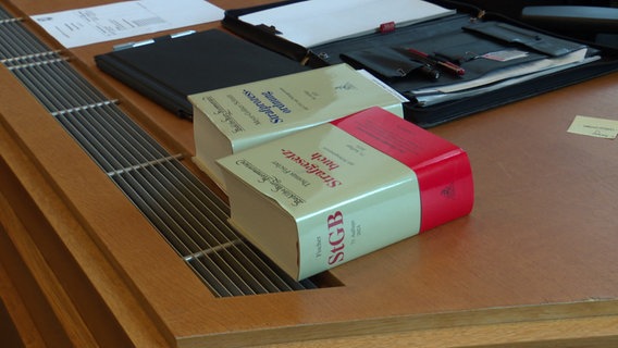 Gesetzesbücher liegen auf dem Tisch. © NDR 