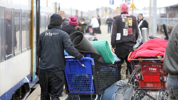 Teilnehmer des geräumten Punk-Protestcamps auf Sylt gehen im Bahnhof von Westerland zu ihrem Zug nach Hamburg. © dpa-Bildfunk Foto: Bodo Marks/dpa-Bildfunk