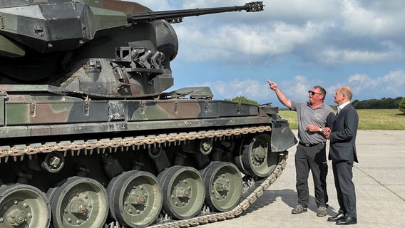 Ausbildungsleiter Schoch zeigt Bundeskanzler Scholz einen Gepard-Panzer © NDR Foto: Christian Wolf